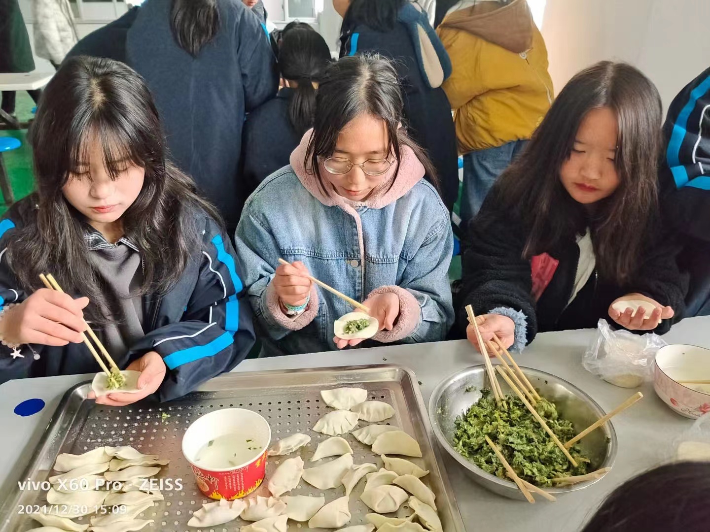 情暖校園，你是主“餃”！我校舉行周末實(shí)踐活動(dòng)——包餃子